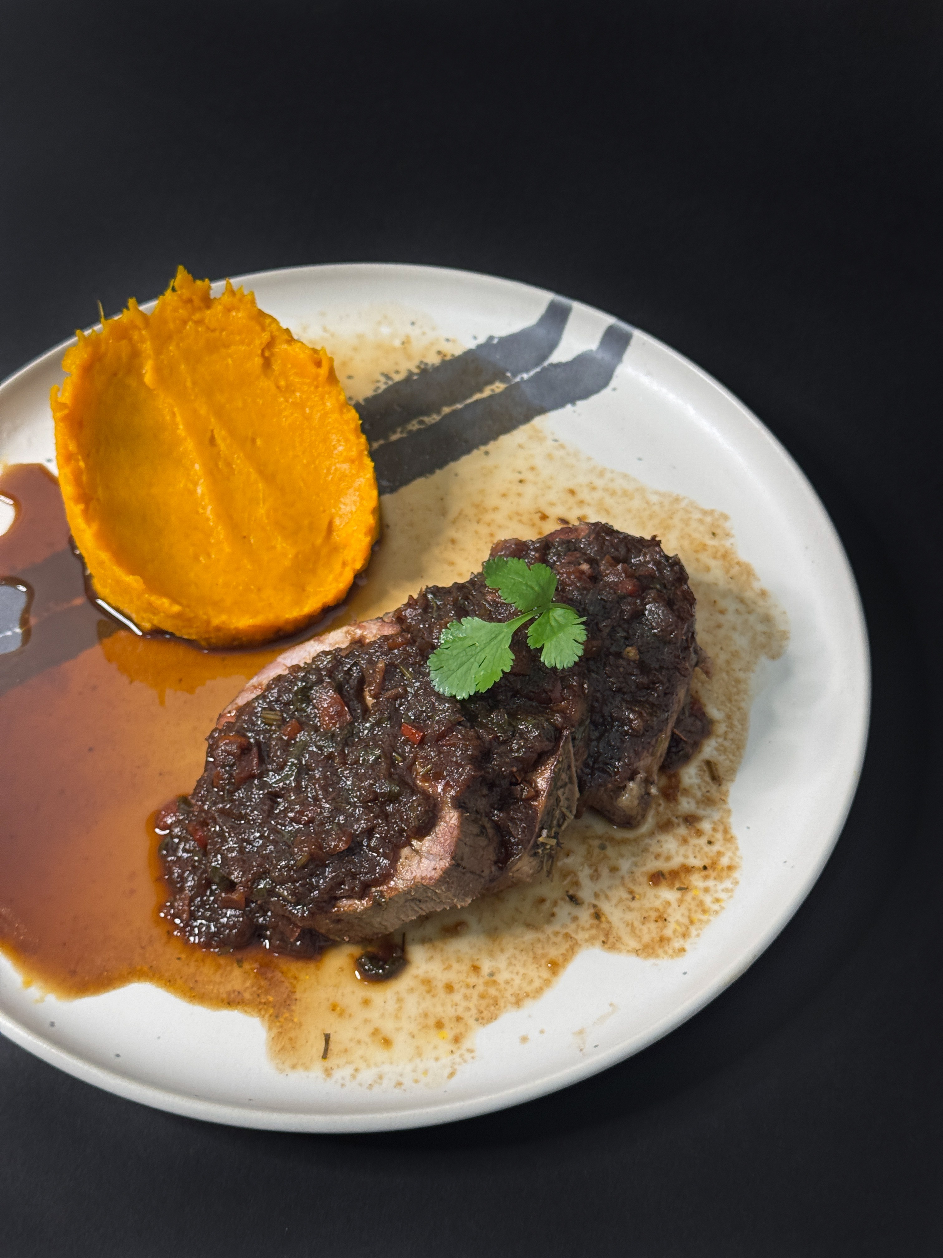 Carne con salsa negra